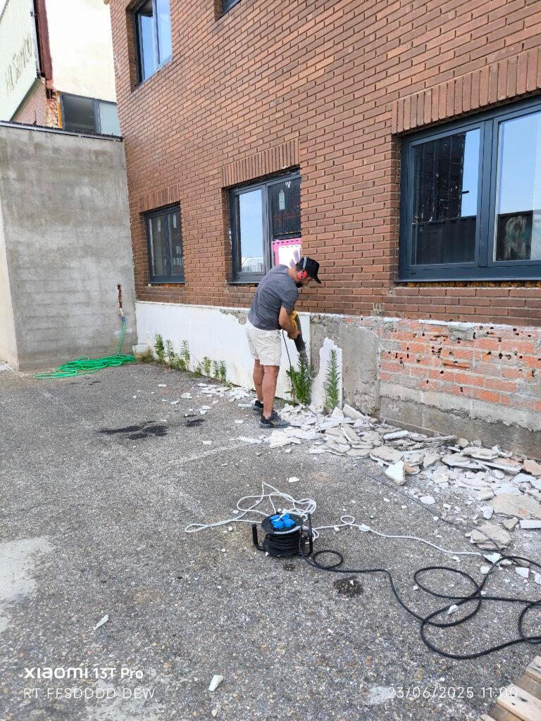 Detalle técnico de anclajes y subestructura de fachadas ventiladas.